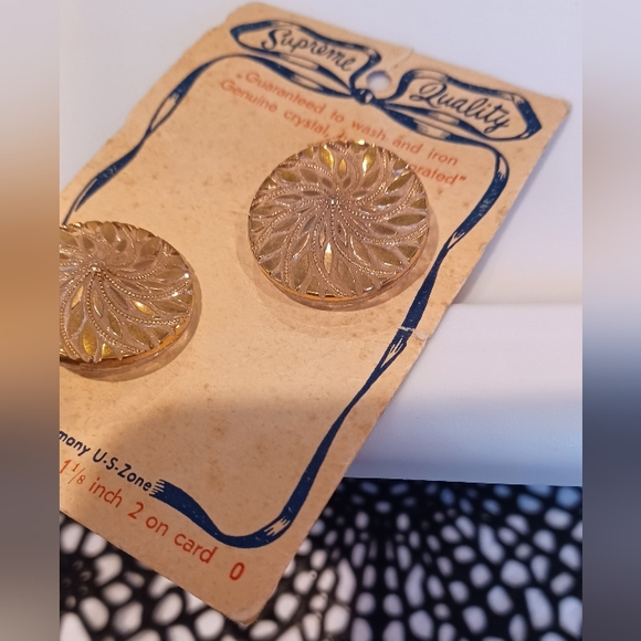VINTAGE SUPREME QUALITY GOLDTONE GENUINE CRYSTAL HAND DECORATED BUTTONS ON CARD - Picture 4 of 5